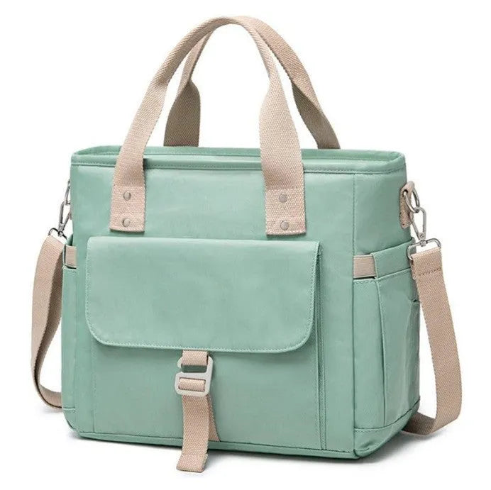 Portable cube-shaped picnic bag with removable shoulder strap and side pocket in Oxford cloth.