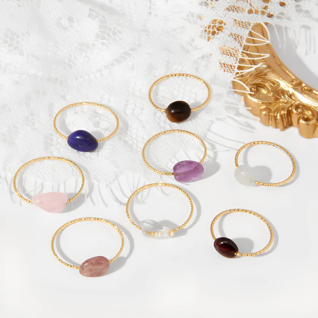 Geometric-shaped women's ring featuring a coloured agate stone in an original niche design.
