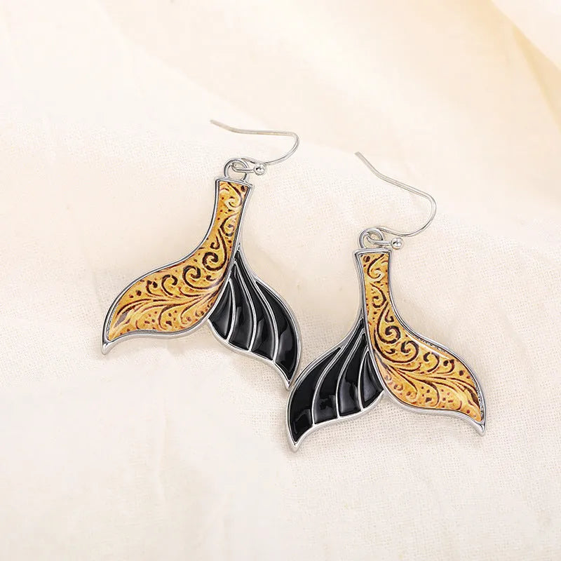 Women's retro fishtail earrings with whale motif in white gold colour finish