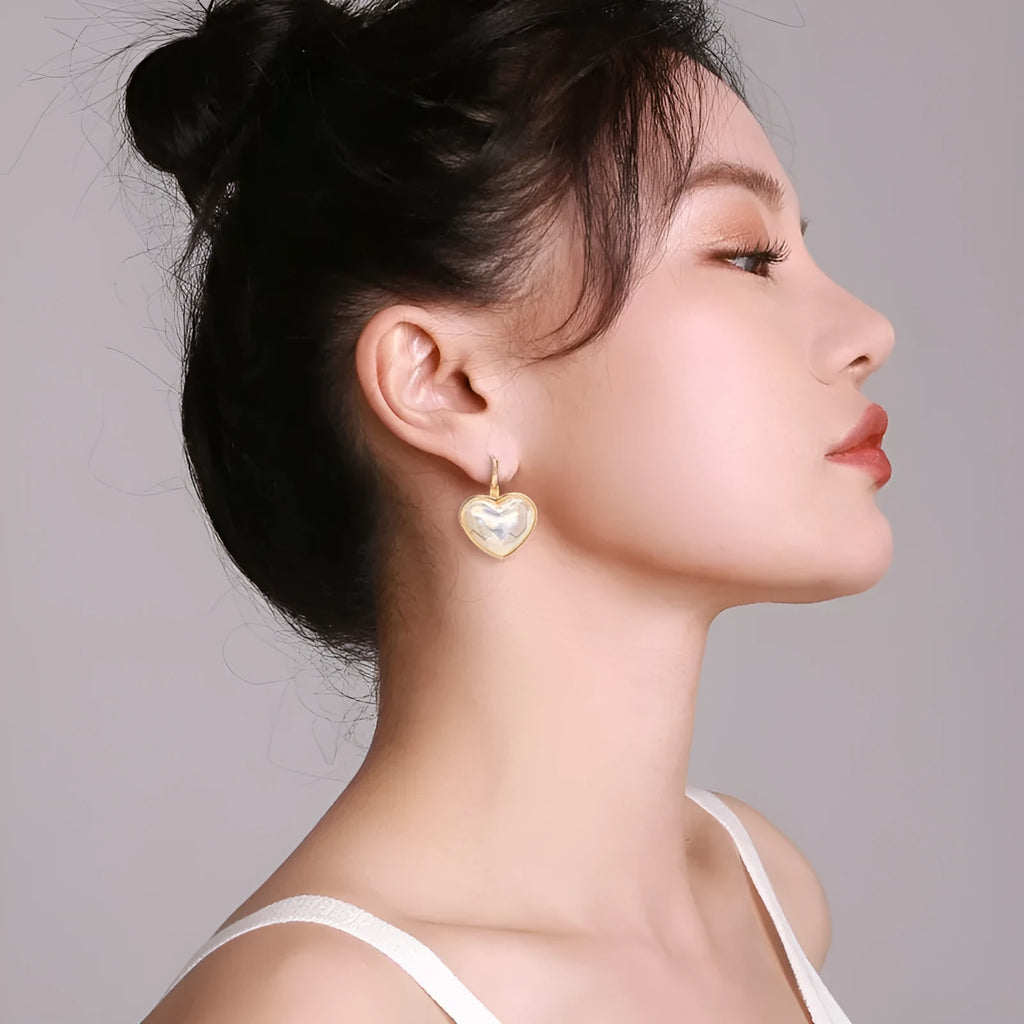 Gold-coloured alloy ear clips for women with natural style and clip-on design