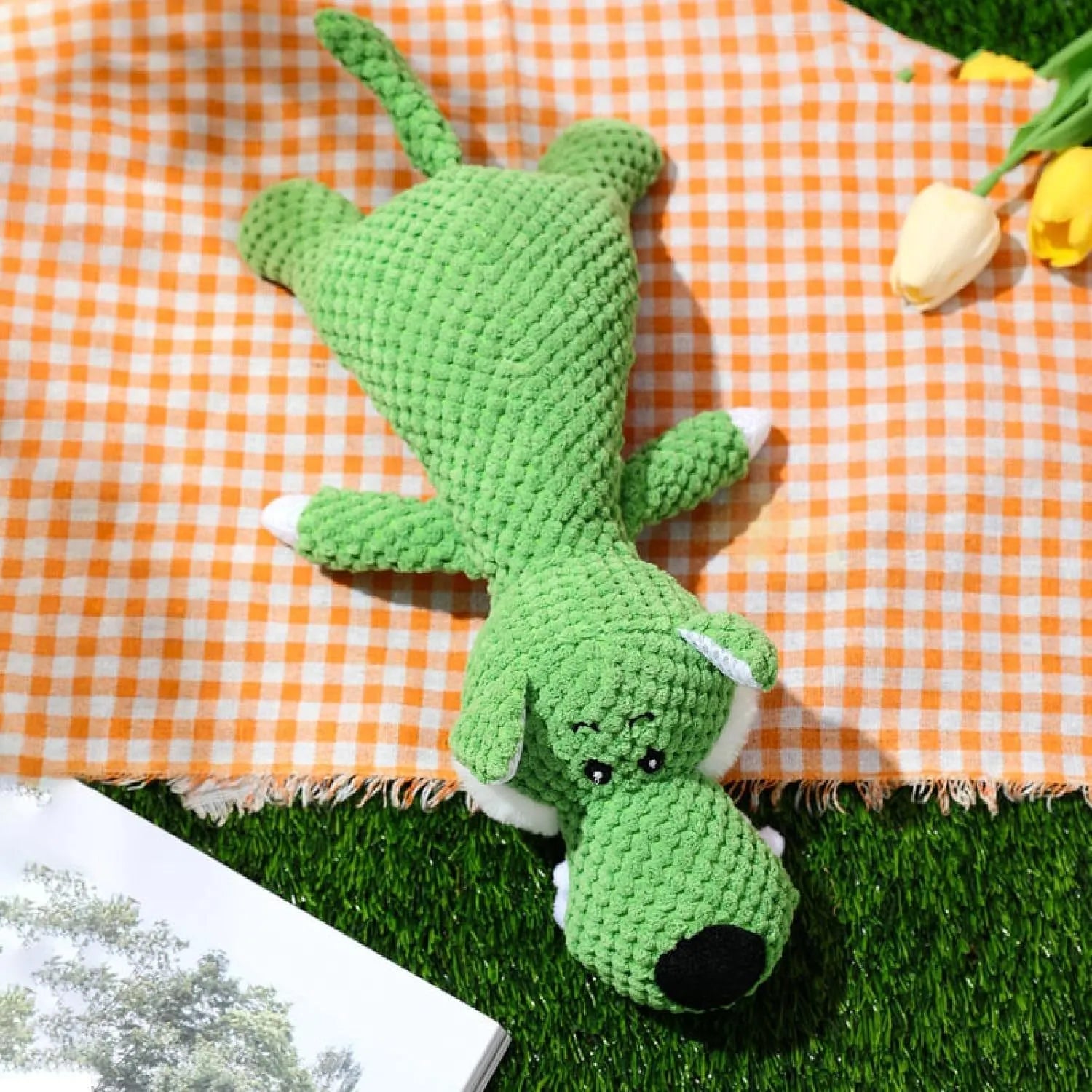 Corn kernel-shaped dog plush chew toy for teeth cleaning with squeaker in green colour