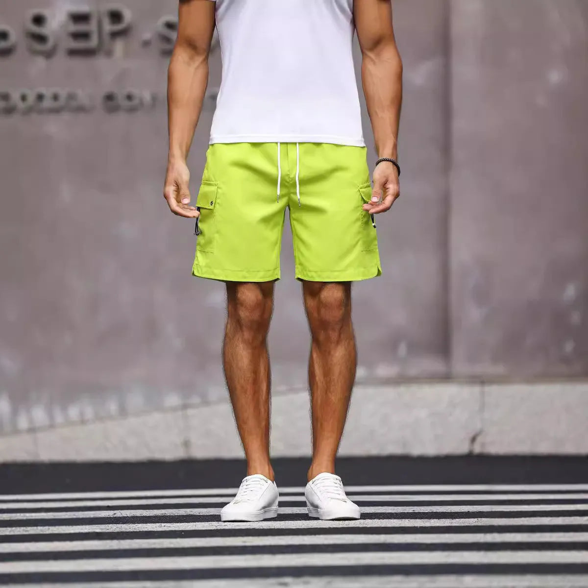 Men's loose-fitting workwear shorts in army green colour with a straight leg and elasticated waistband