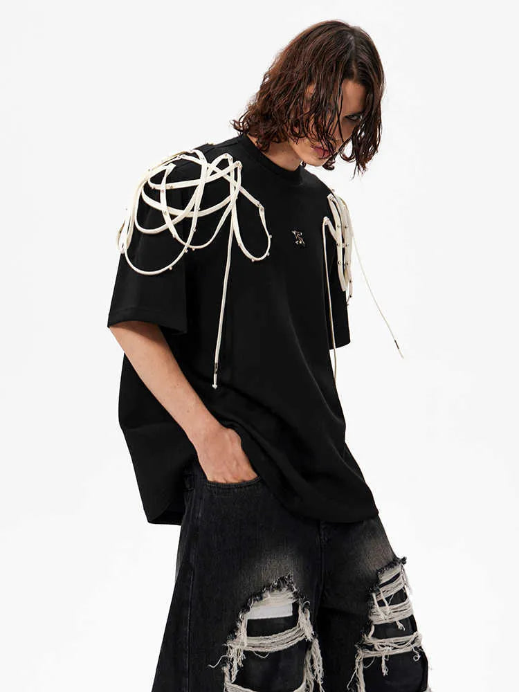 Black rivet ribbon padded shoulder short-sleeved T-shirt on hanger showing loose fit
