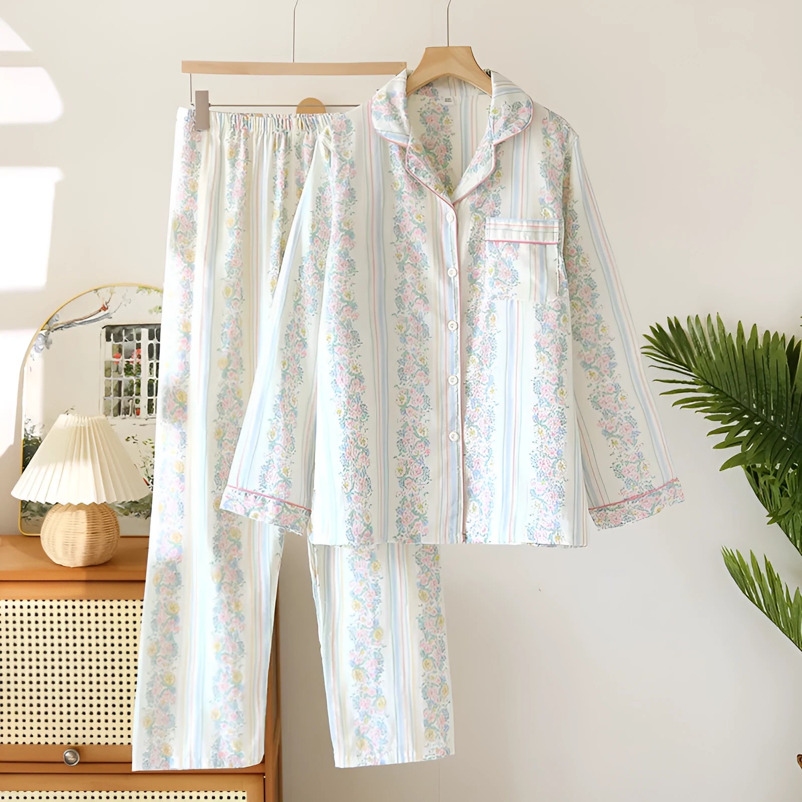 Ladies' cotton gauze homewear set with long sleeves and trousers in red fruit pattern
