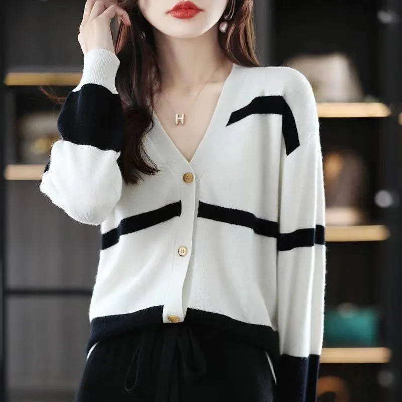 Women's V-neck striped knitted cardigan with 3D pattern in slim fit