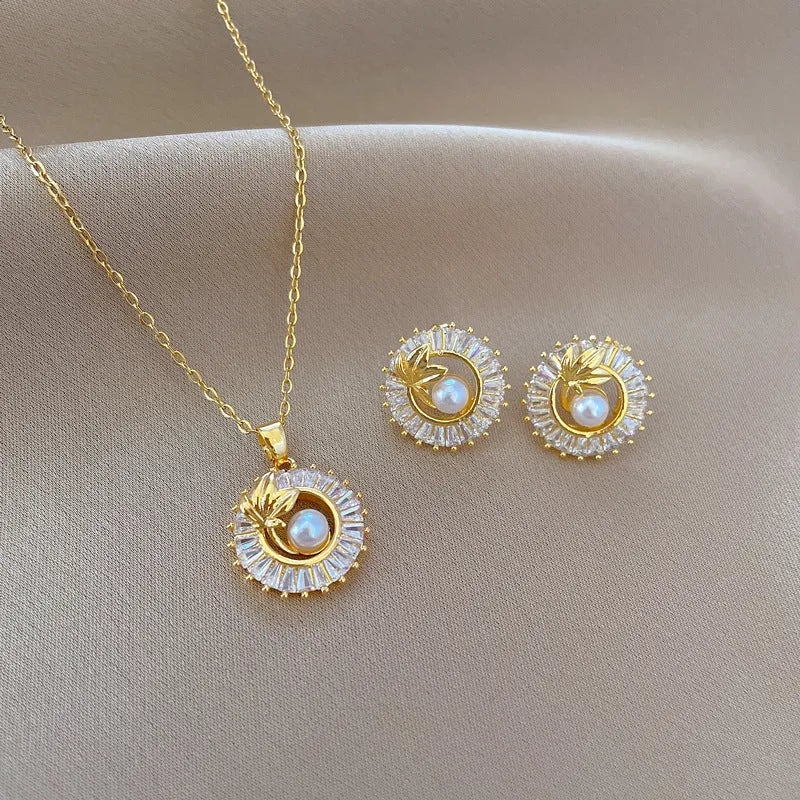 Titanium steel geometric jewellery set with square pendant necklace and gold-plated stud earrings