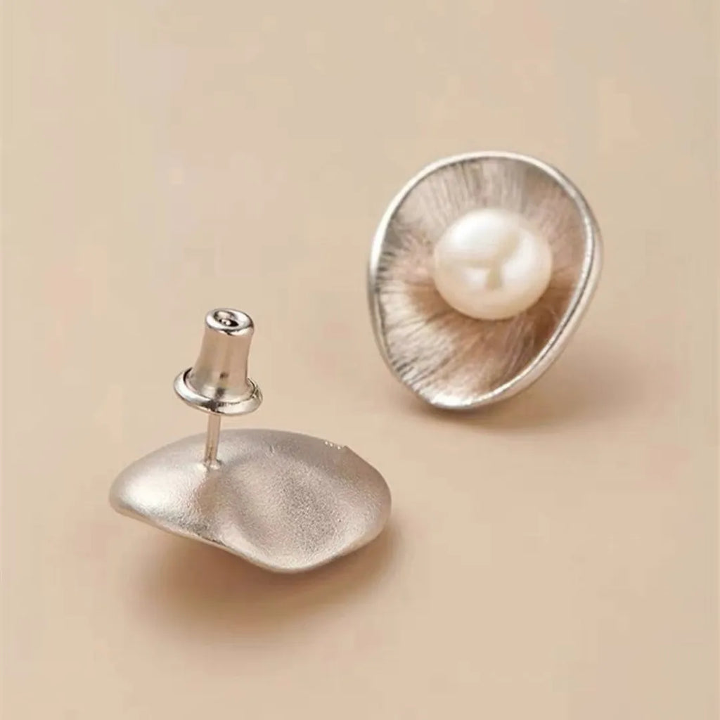 Gold electroplated sterling silver needle earrings with geometric shape and pearl decorative element