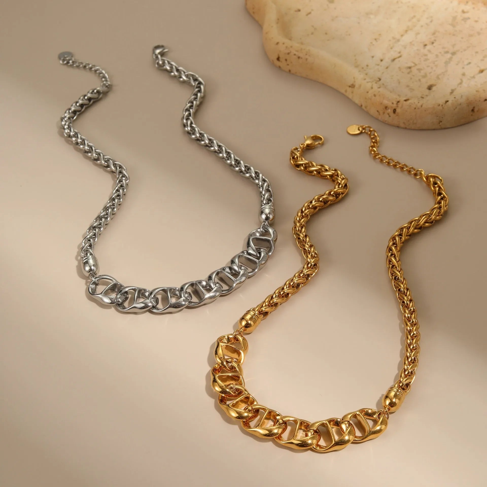 Women's stainless steel necklace with geometric pendant and regular chain in gold plating