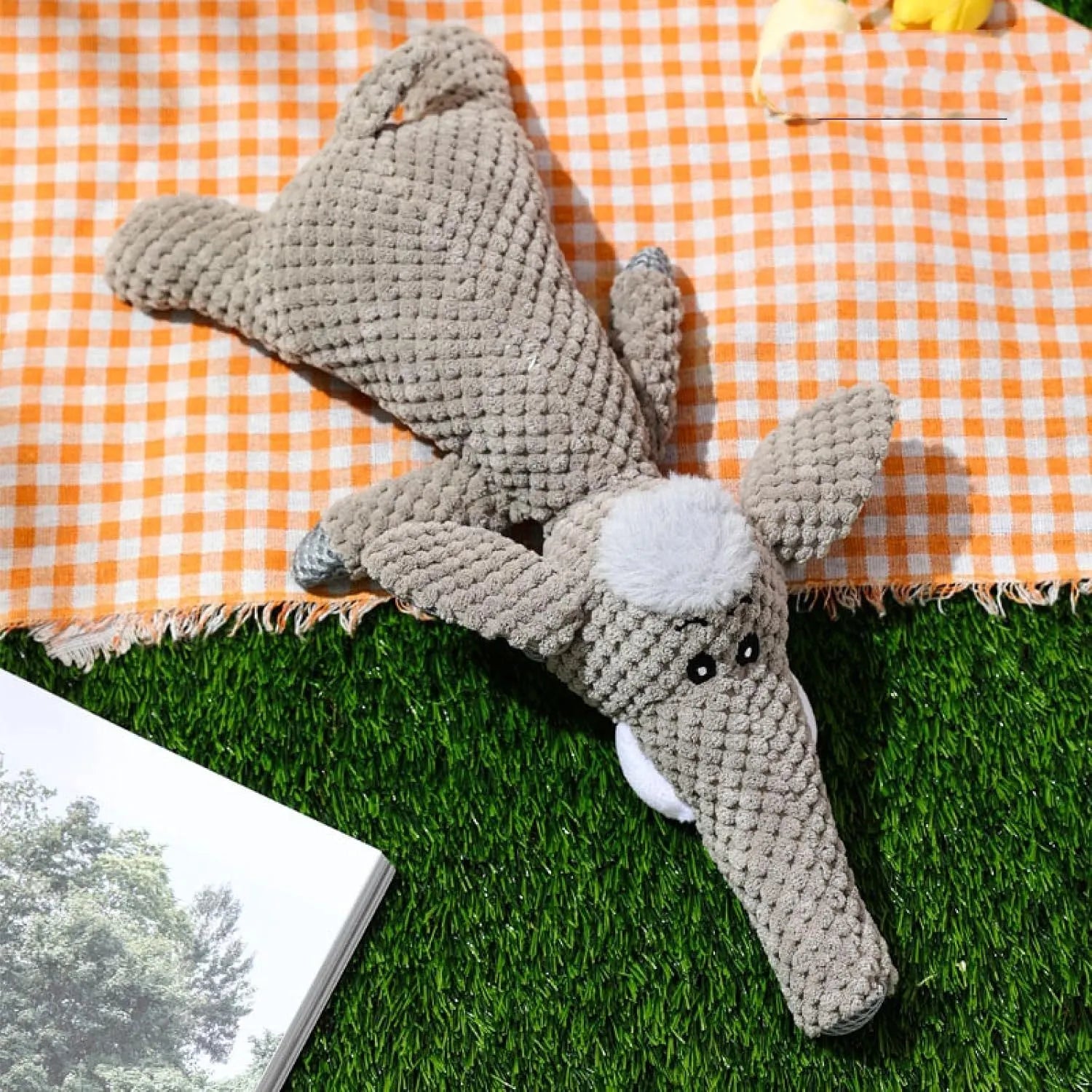 Corn kernel-shaped dog plush chew toy for teeth cleaning with squeaker in green colour