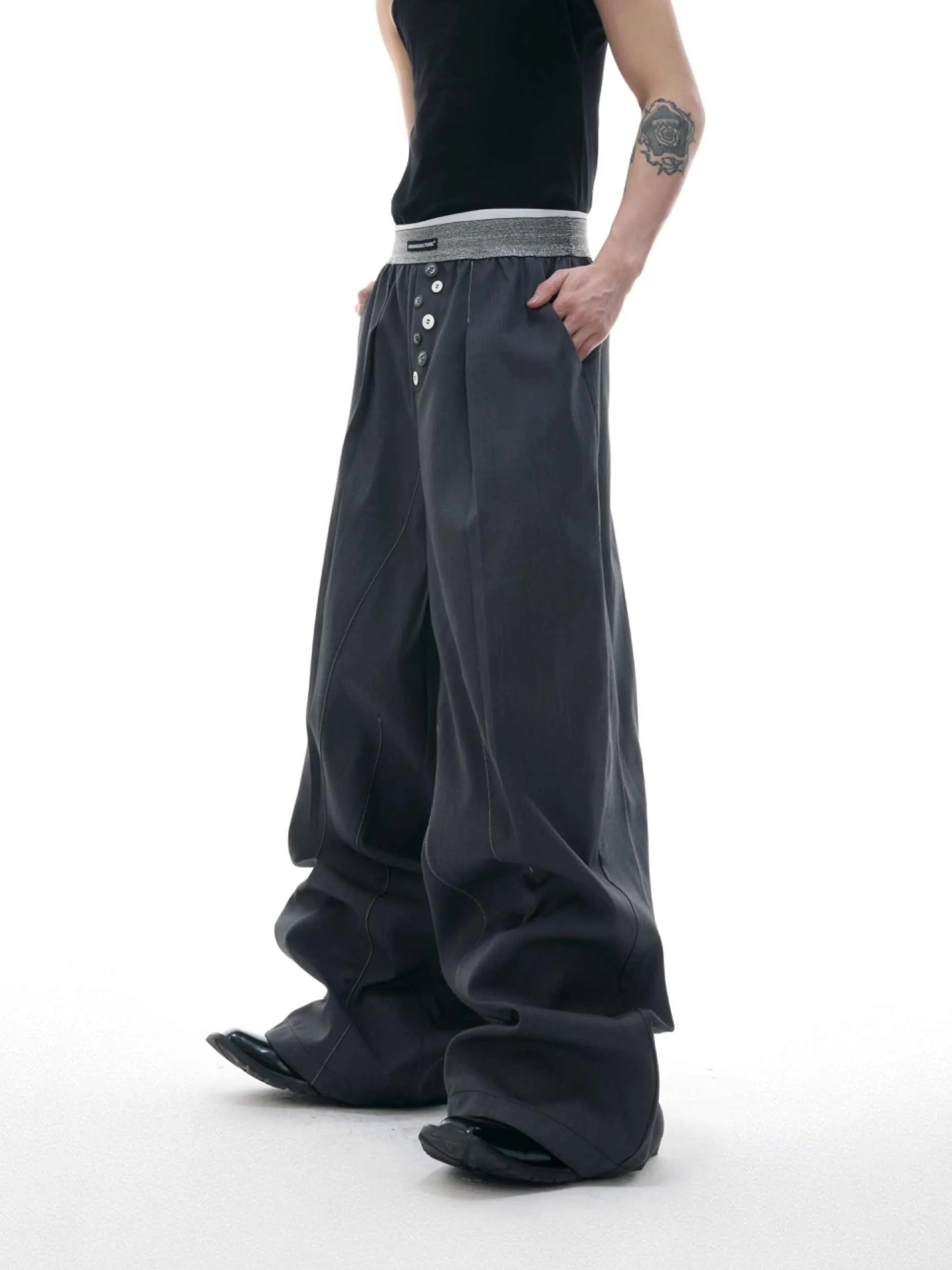 Straight-leg trousers with drooping silhouette and button-open line design detail