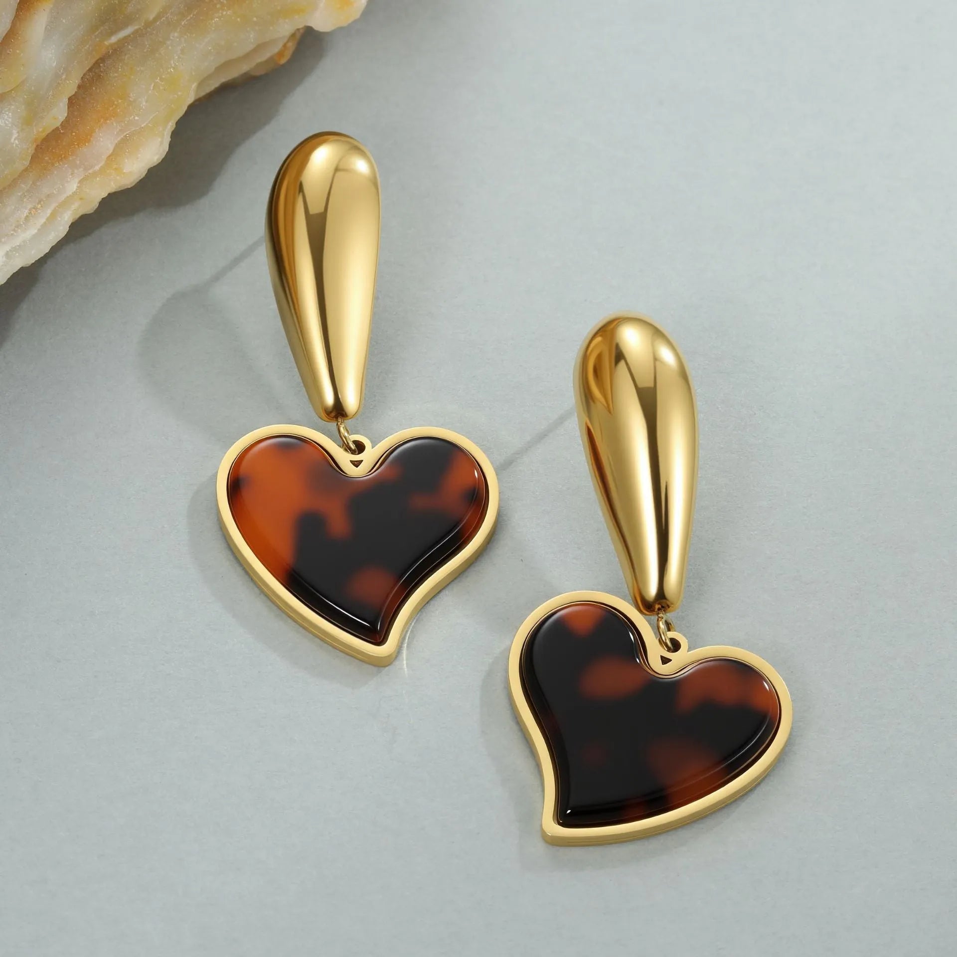 Women's stainless steel earrings with tortoiseshell resin hawksbill colour in heart-shaped or flower geometric designs