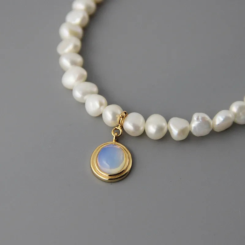 Round medal pearl necklace in 925 silver with geometric design and irregular pearl pendant