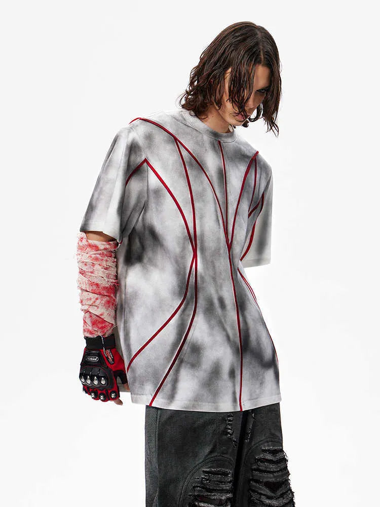 Padded shoulder short sleeve T-shirt with three-dimensional line patchwork pattern and round neck collar