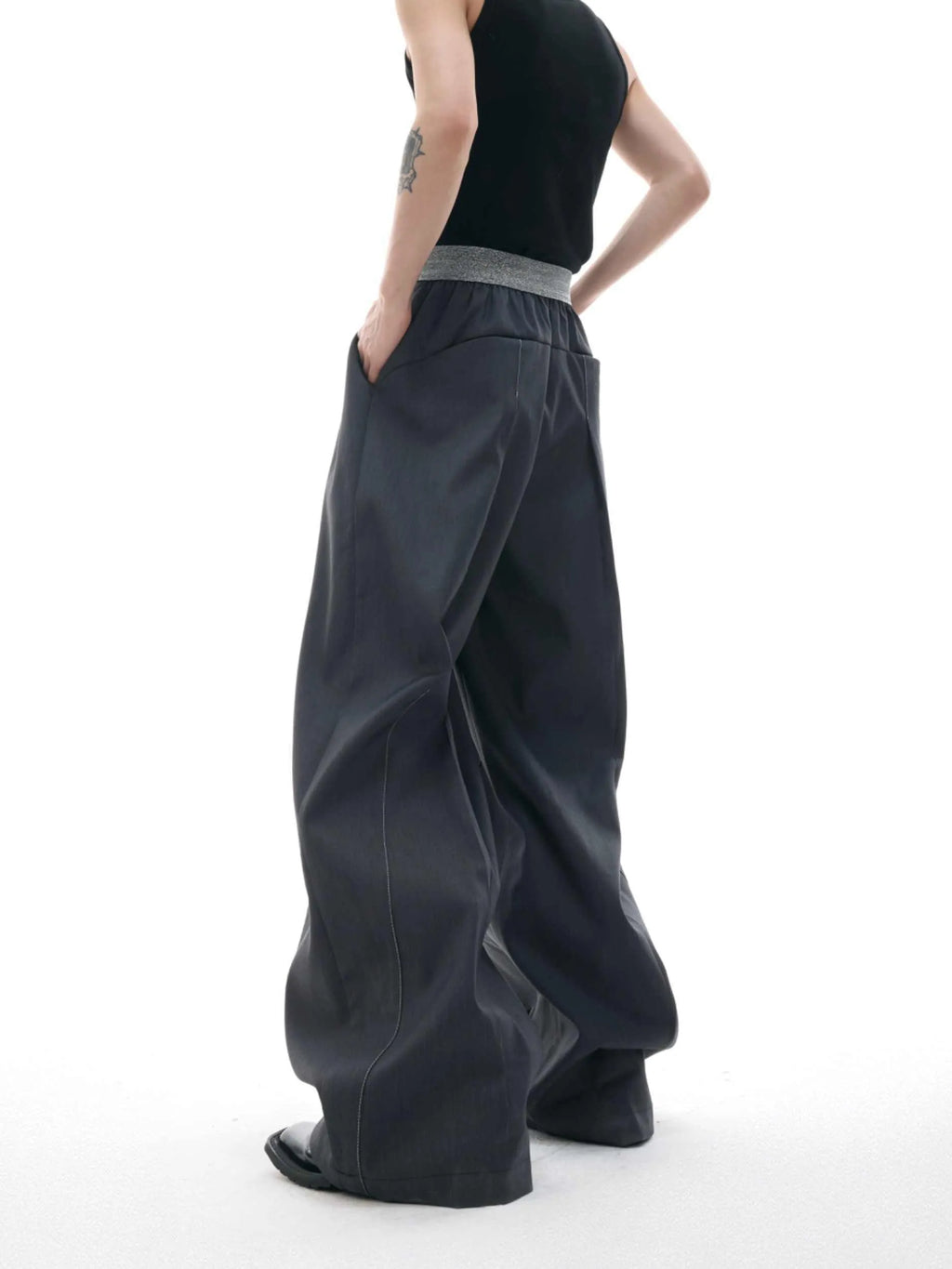 Straight-leg trousers with drooping silhouette and button-open line design detail