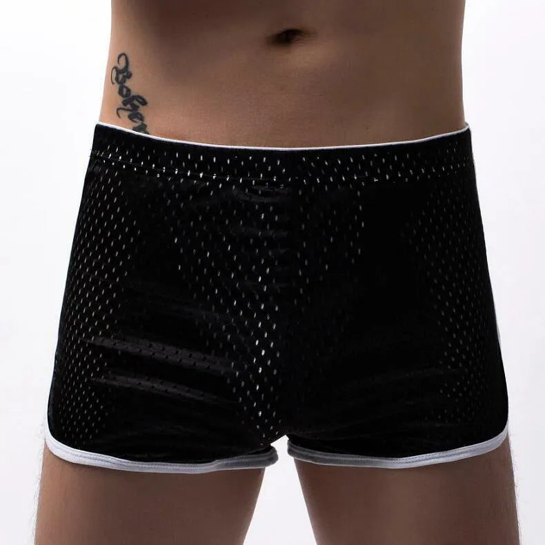Men's breathable three-point boxer shorts in cotton blend fabric on a mid-waist mannequin
