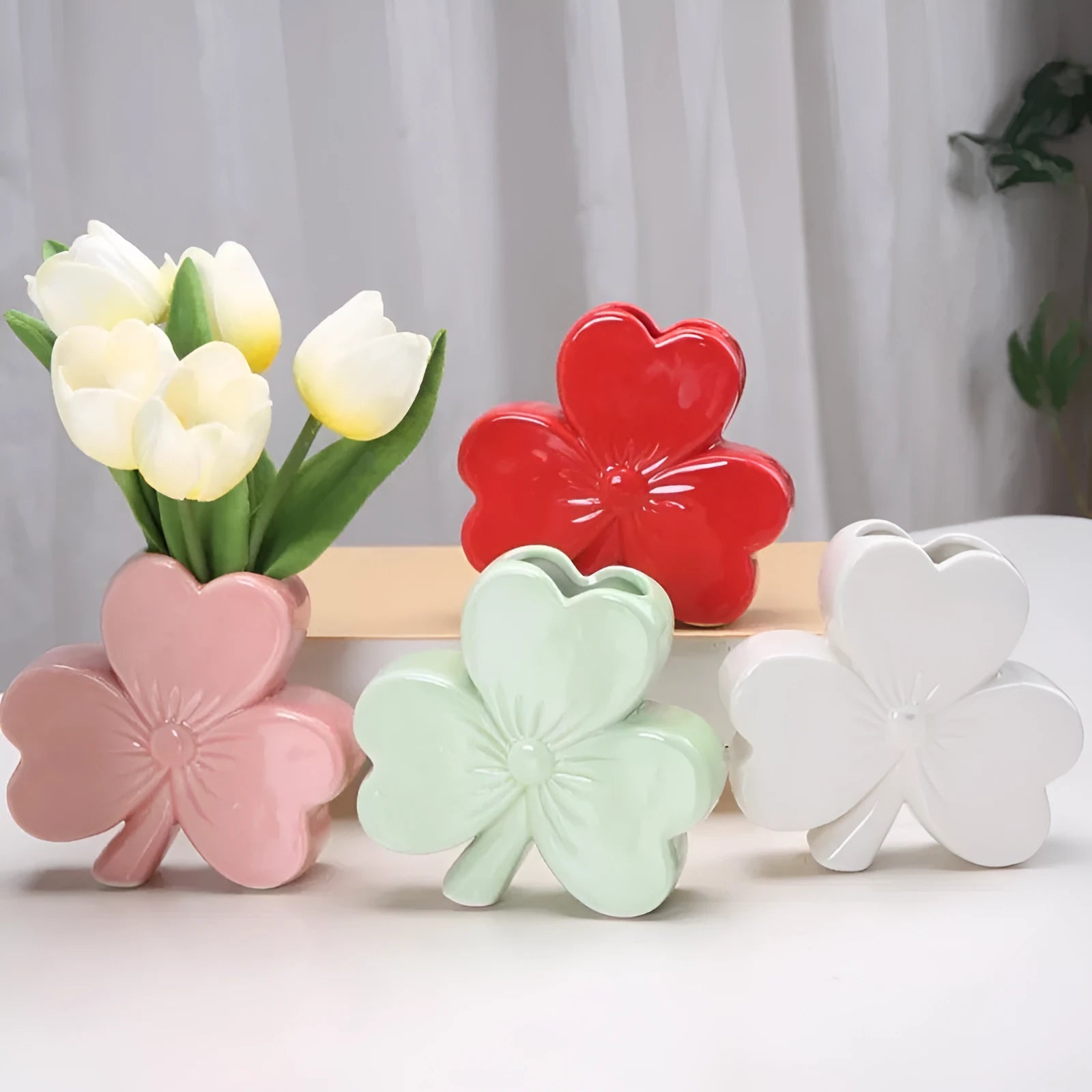 Clover-shaped white porcelain ceramic vase in European style for desktop floral decoration