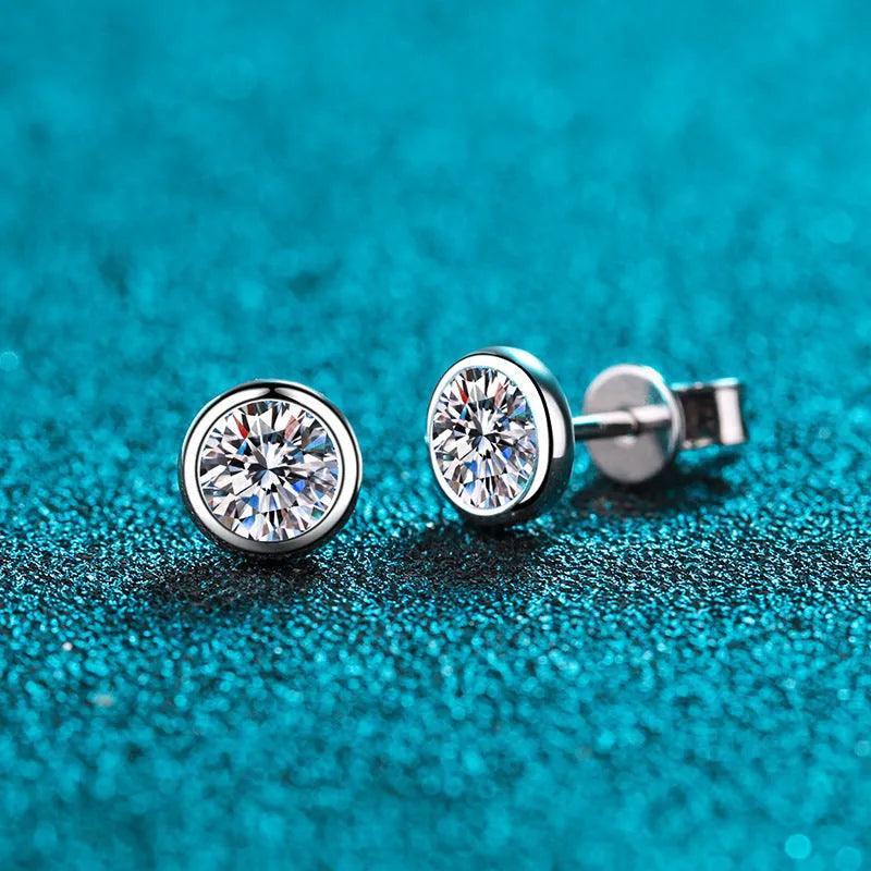Geometric women's earrings in gold with a central moissanite or zircon stone on a silver base.