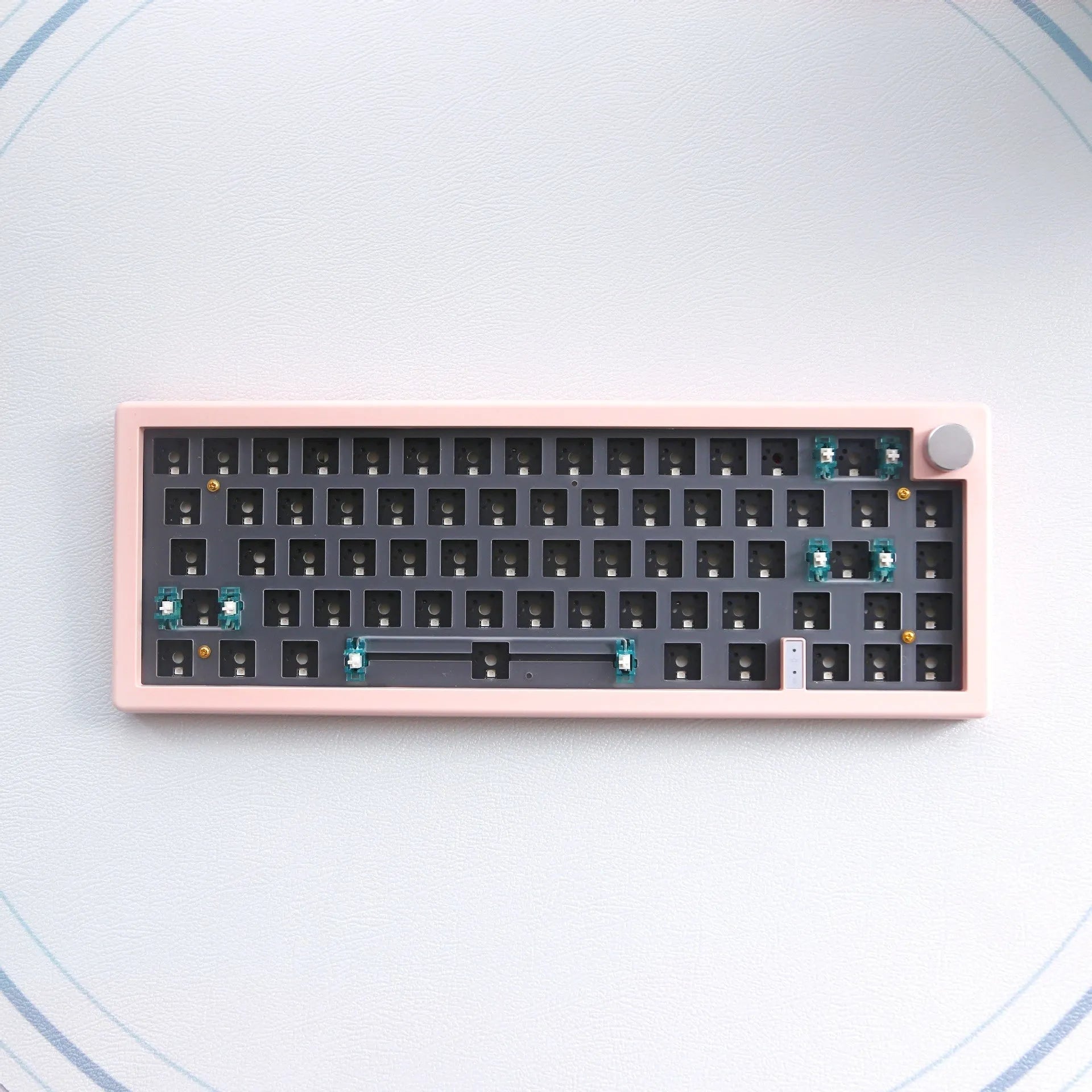 DIY hot-swappable RGB mechanical keyboard kit with ABS chassis, rotary knob, and USB cable in multiple colours.