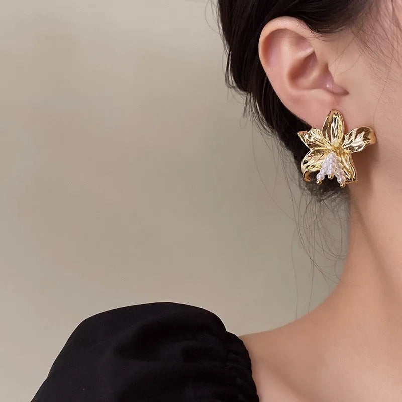 Gold H1795 metal exaggerated pearl flower earrings for women, showing floral design and niche style.