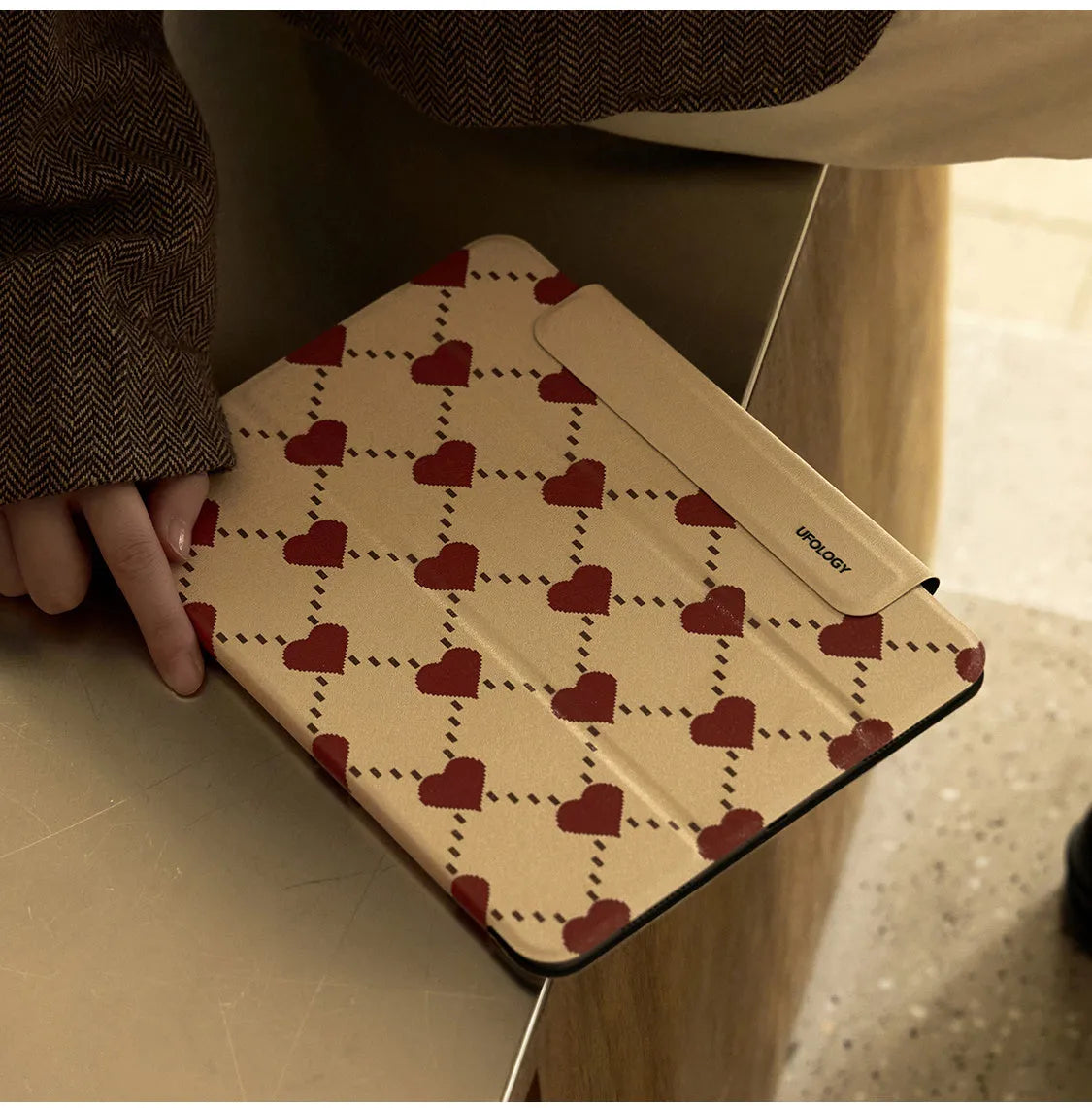 Magnetic double-sided clip protective case for Apple iPad Air 4 and iPad Air 5 tablets.