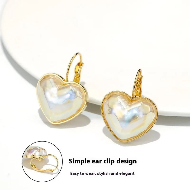 Gold-coloured alloy ear clips for women with natural style and clip-on design