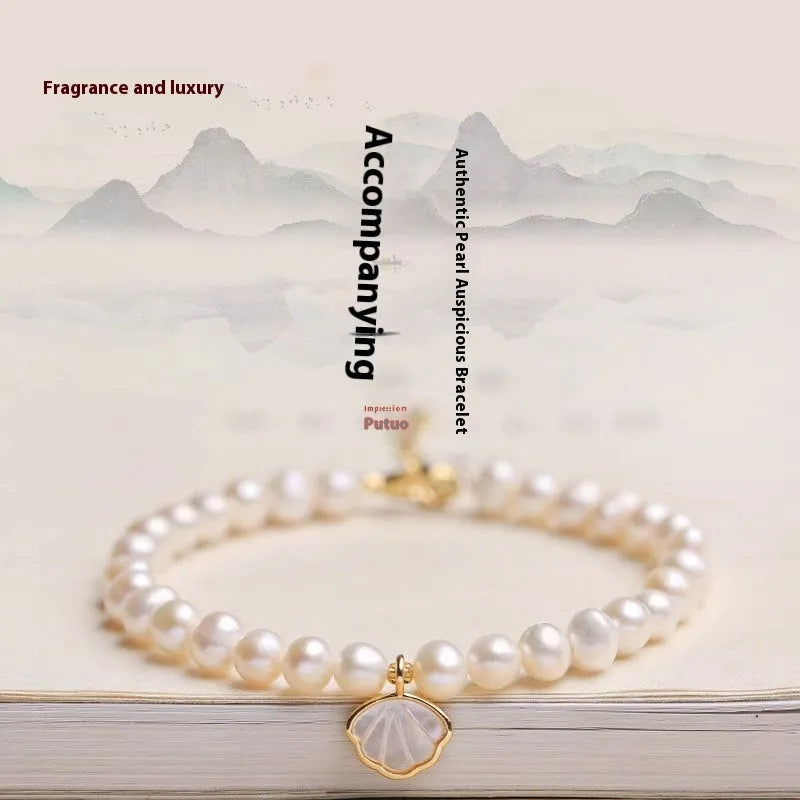 Women's freshwater pearl bracelet with fan-shaped alloy charm on a 16cm elastic string.