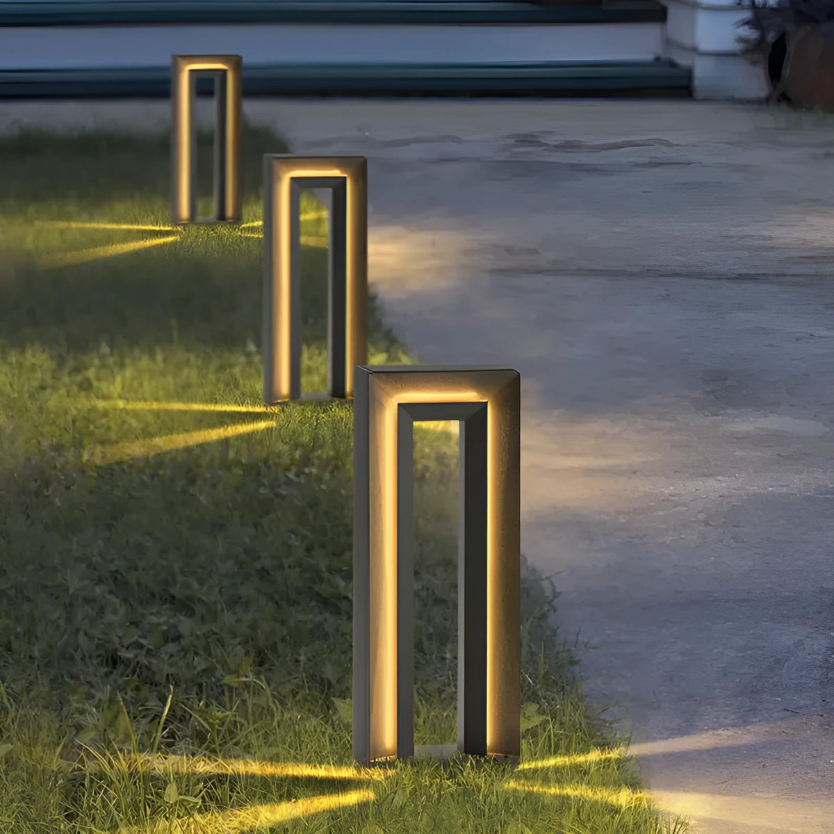 Square stainless steel outdoor garden lamp with geometric design and solar panel