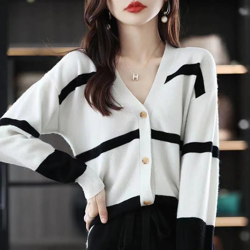 Women's V-neck striped knitted cardigan with 3D pattern in slim fit