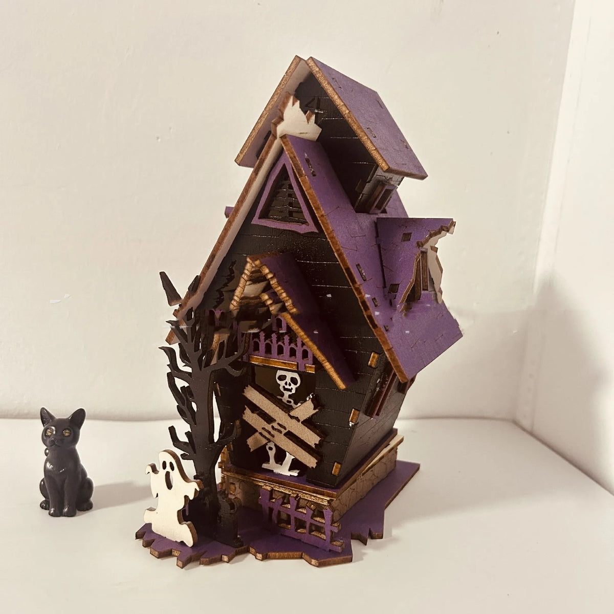 Wooden DIY haunted house Halloween decoration with luminous design measuring 14x10.5x19cm