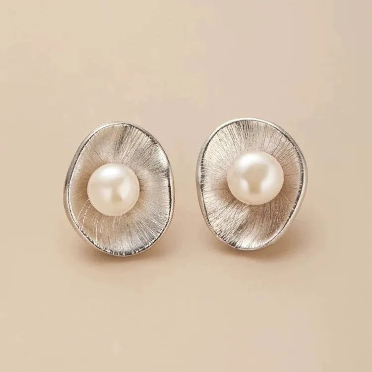 Gold electroplated sterling silver needle earrings with geometric shape and pearl decorative element