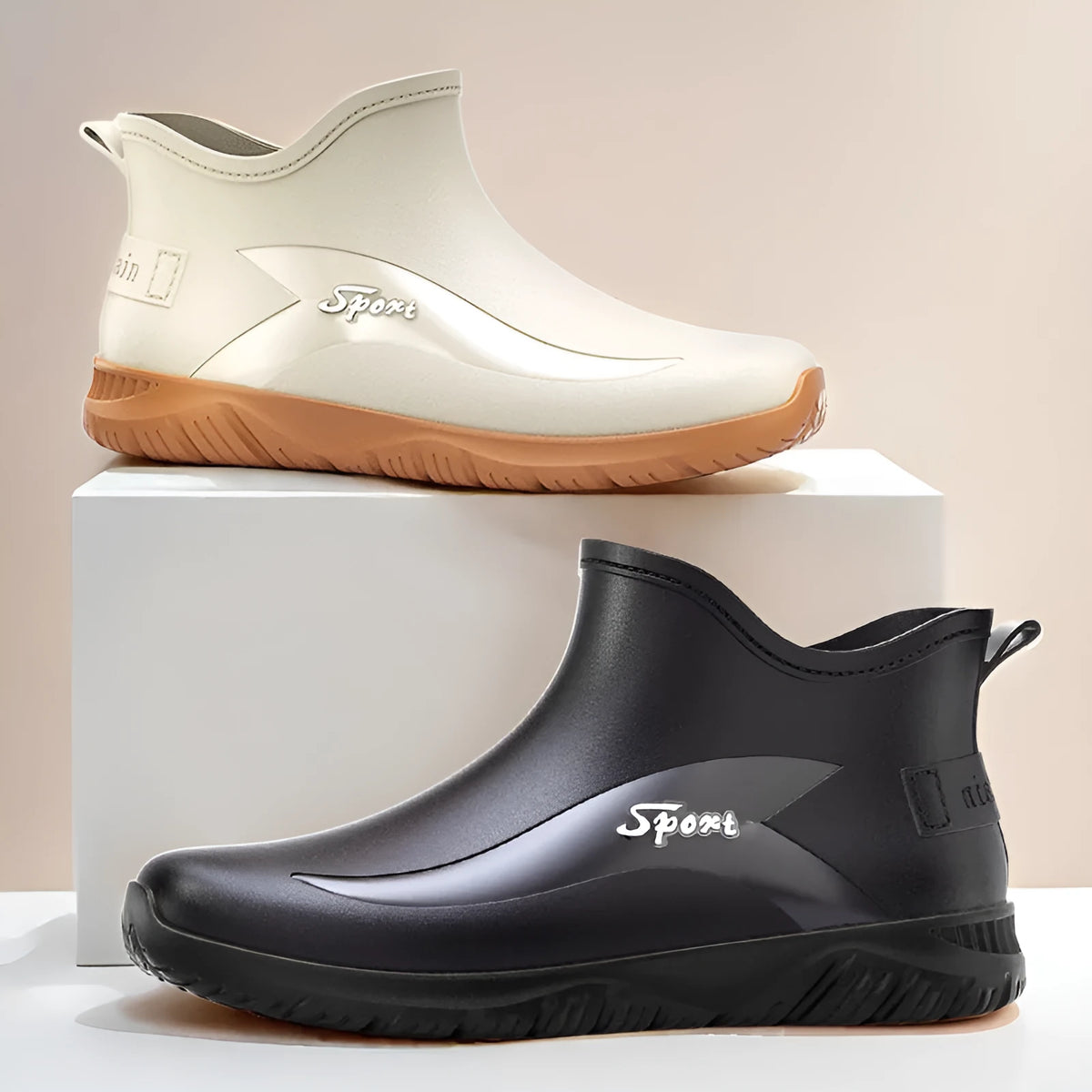 Men's short rubber boots in PVC with flat heel and non-slip sole in beige and black colour options