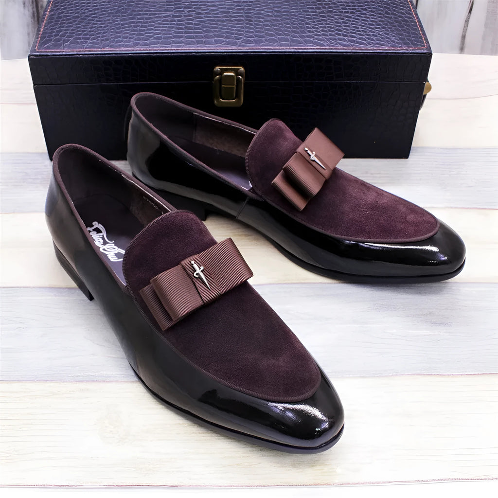 Men's low-top leather shoes with a tassel detail in black patent leather