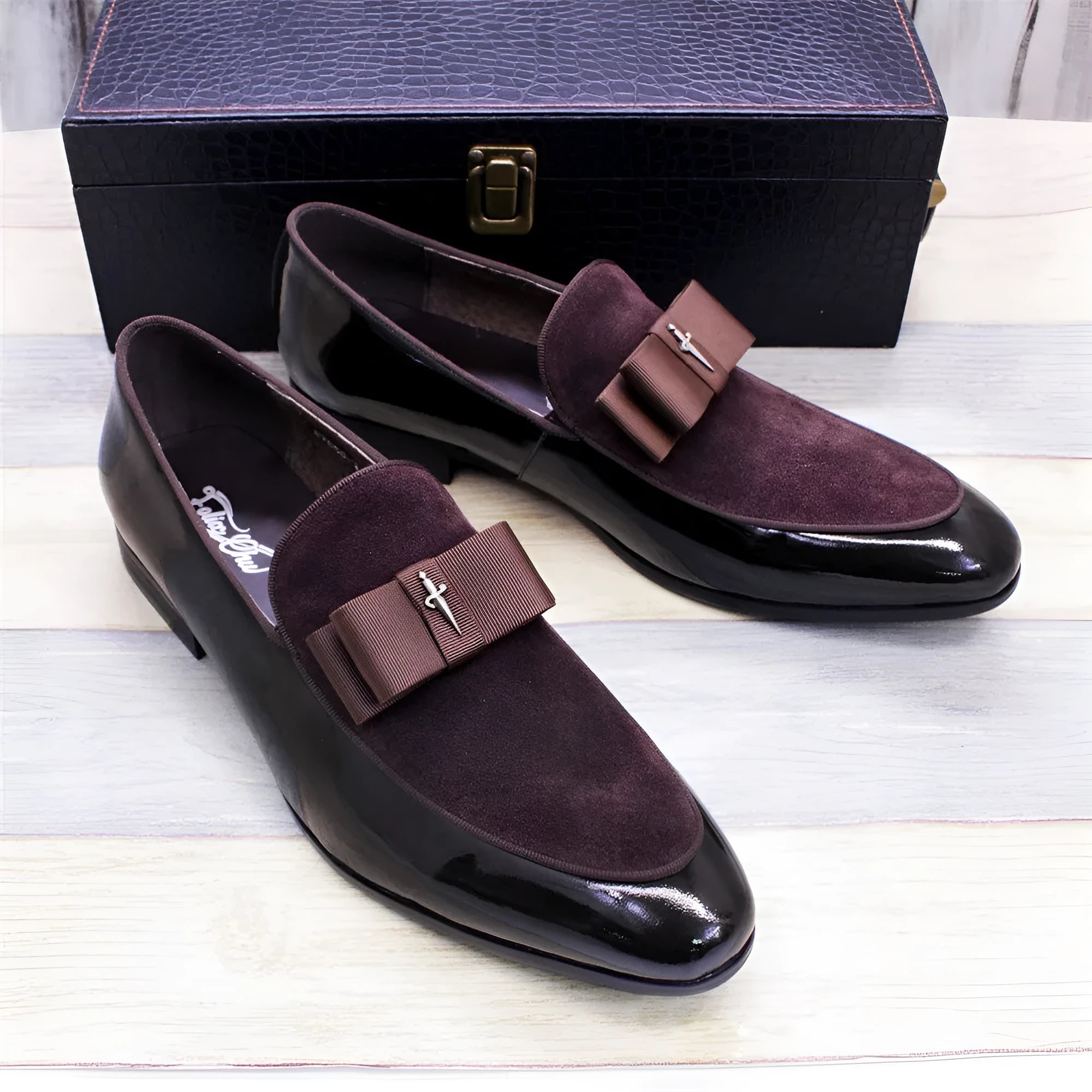 Men's low-top leather shoes with a tassel detail in black patent leather