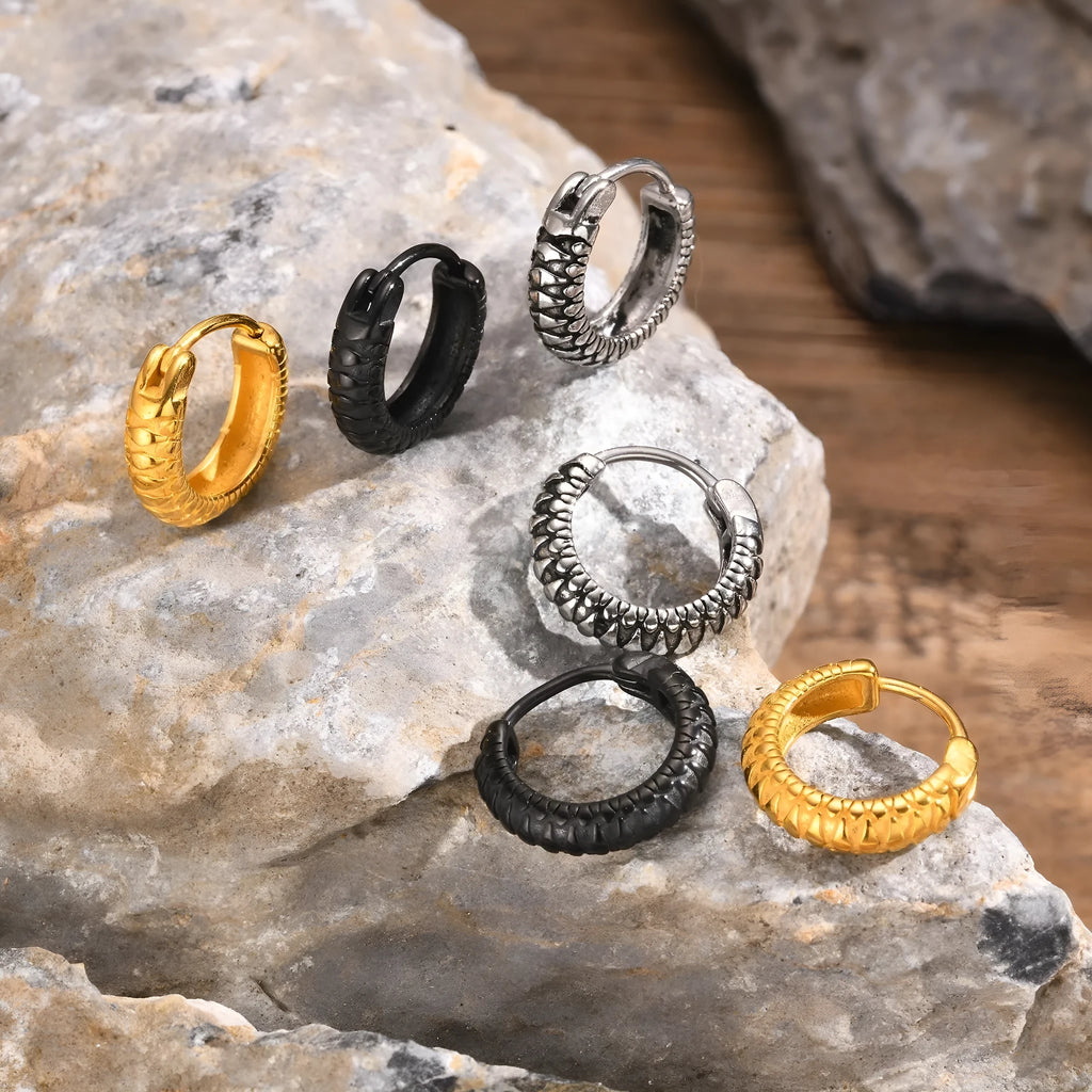 Stainless steel snake pattern ear ring in black or gold colour with simple design