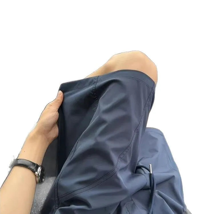 Men's quick-drying polyester sports shorts in straight-leg cut with elastic waist
