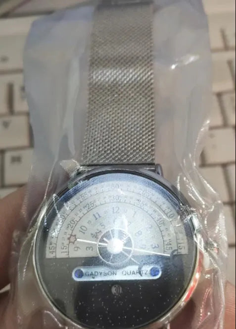 Men's gold or silver quartz wristwatch with 40mm round dial and stainless steel or leather strap