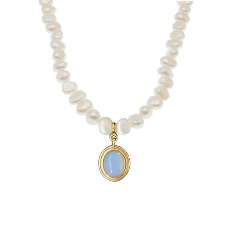 Round medal pearl necklace in 925 silver with geometric design and irregular pearl pendant