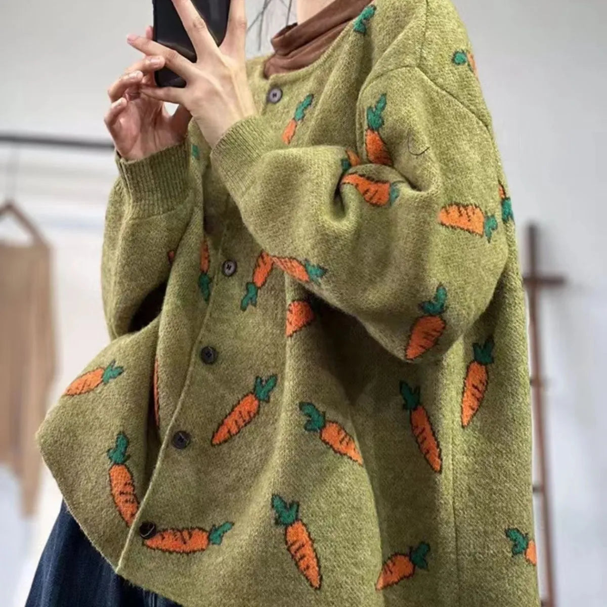 Women's printed loose cardigan sweater in viscose fibre with colour contrast artistic design