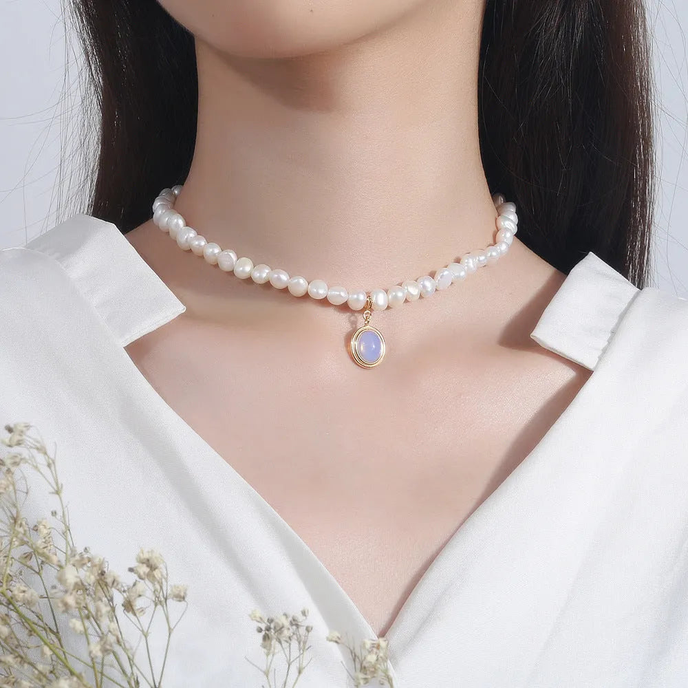 Round medal pearl necklace in 925 silver with geometric design and irregular pearl pendant