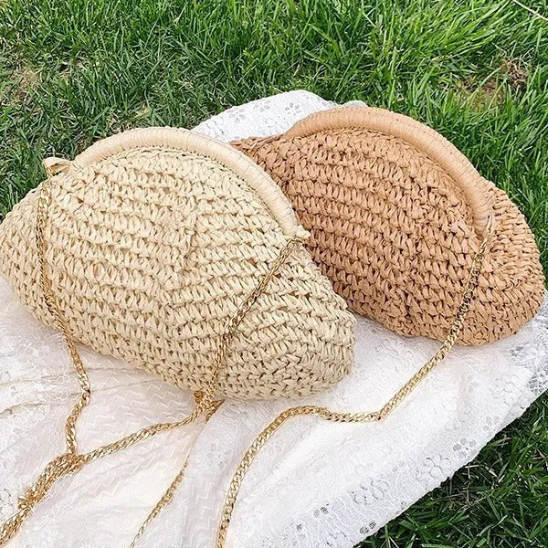 Shell-shaped straw beach bag with chain strap in khaki colour showing zippered pocket