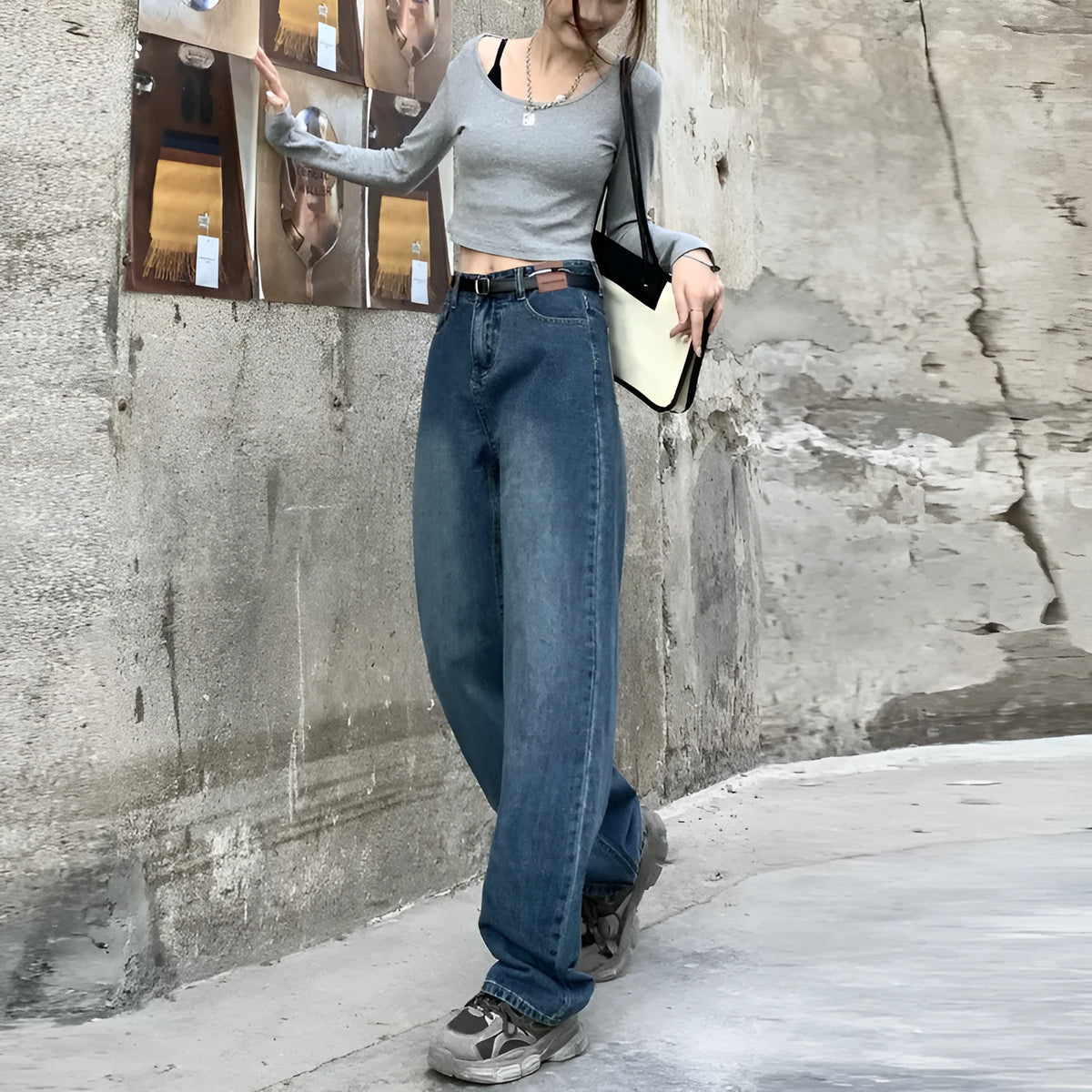 Women's straight-leg jeans in retro blue with high waist design and trousers length cut