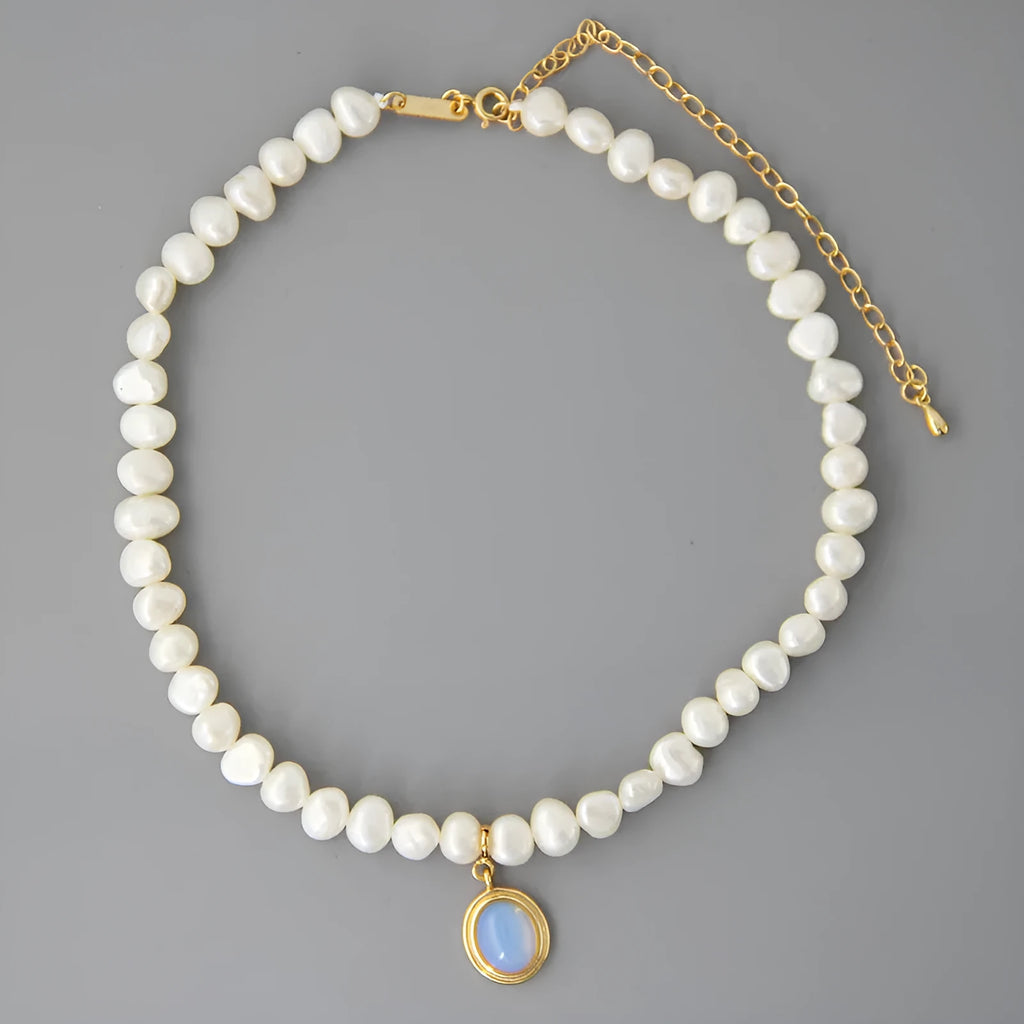 Round medal pearl necklace in 925 silver with geometric design and irregular pearl pendant
