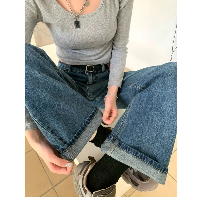 Women's straight-leg jeans in retro blue with high waist design and trousers length cut