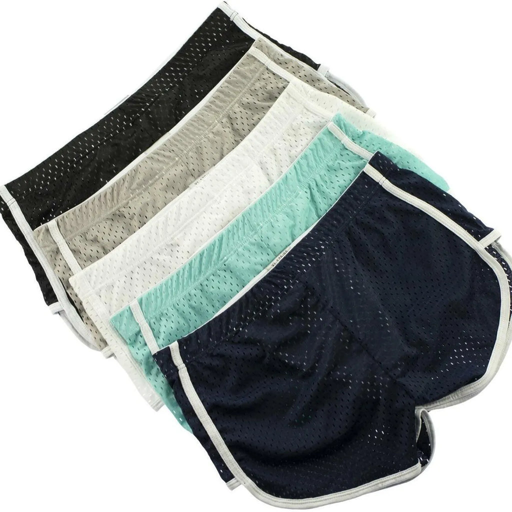 Men's breathable three-point boxer shorts in cotton blend fabric on a mid-waist mannequin