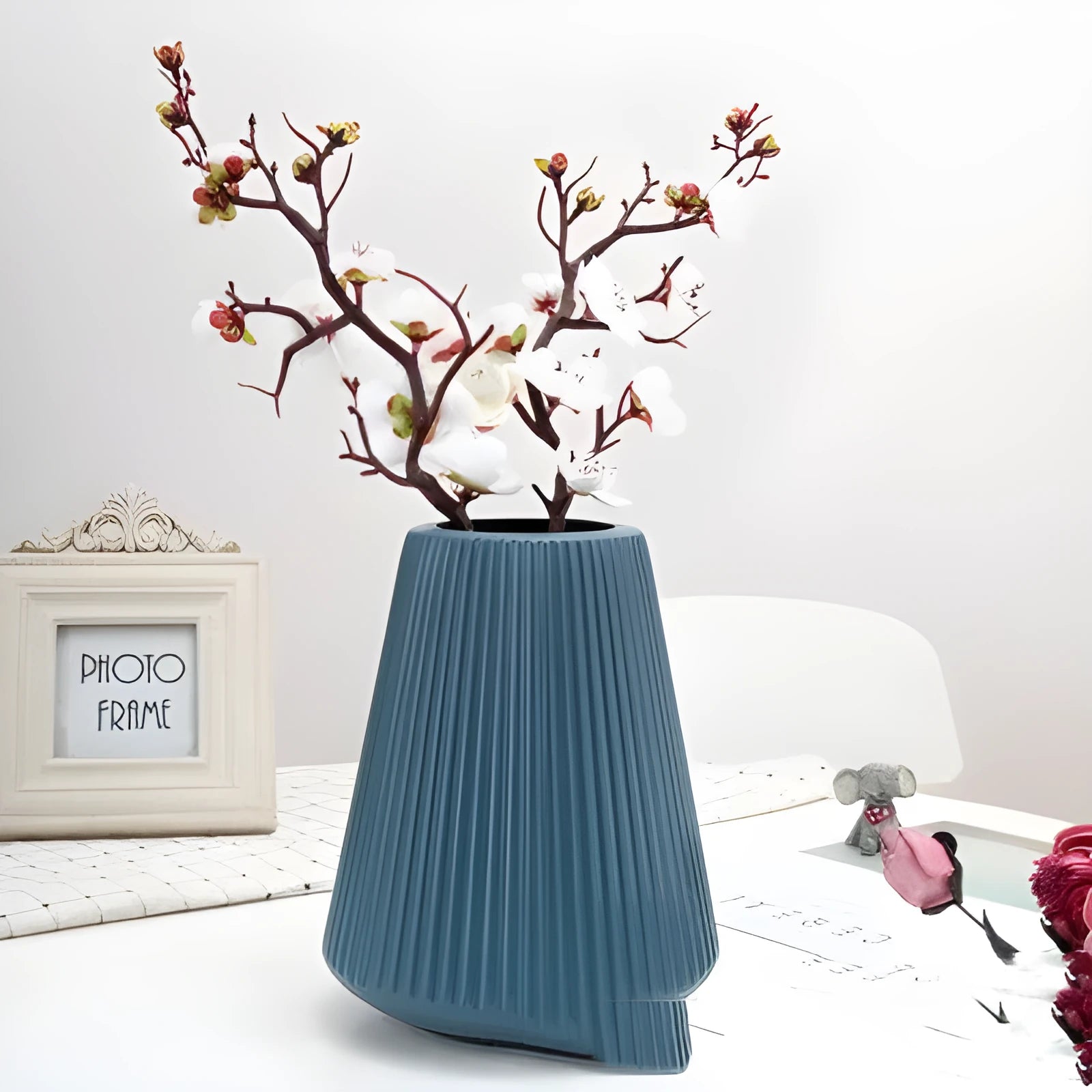 Melamine plastic decorative flower vase in white, pink, green, or blue colours with 16x20cm dimensions