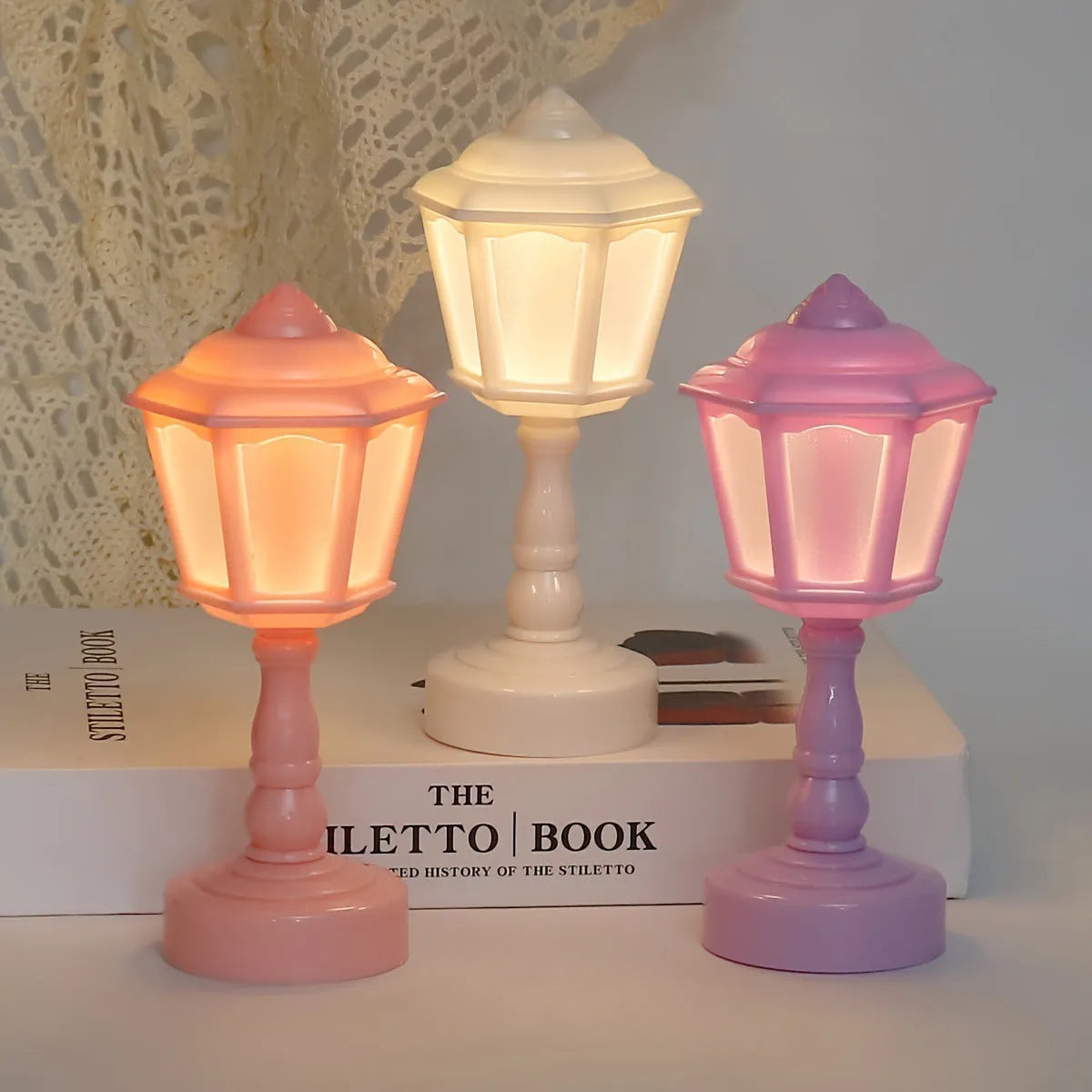 Retro pagoda-shaped small night lamp in light purple colour with geometric design.