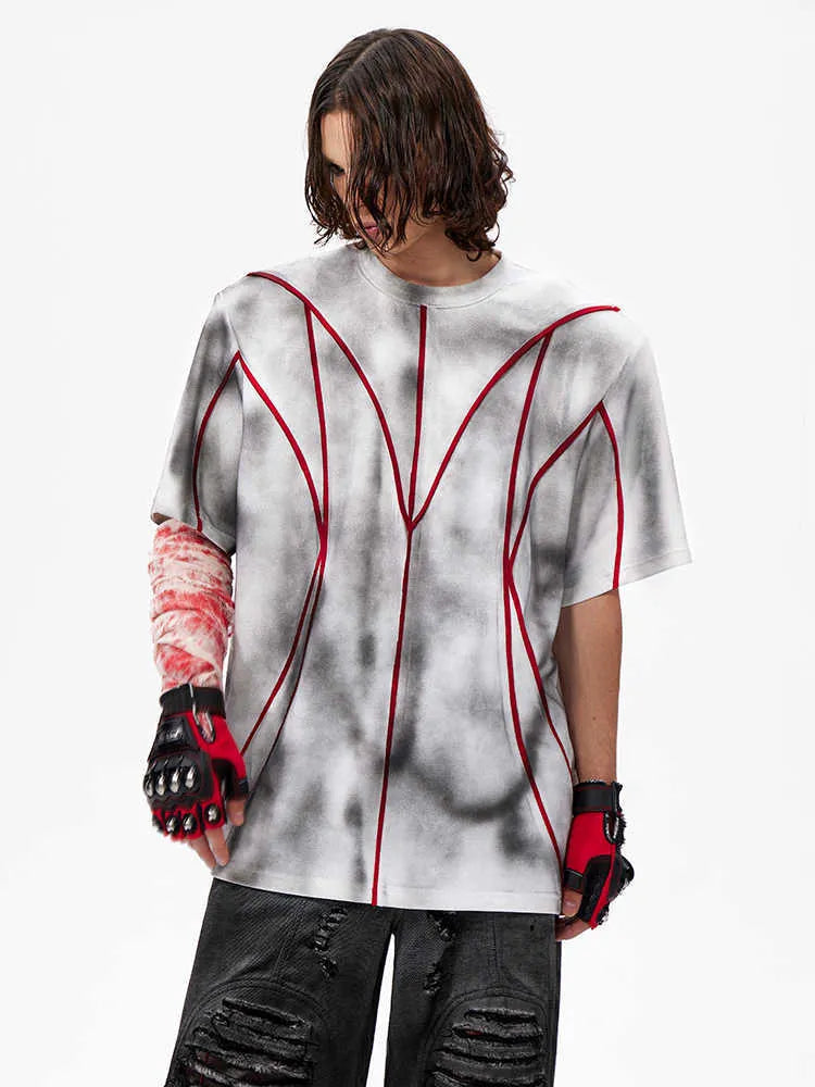 Padded shoulder short sleeve T-shirt with three-dimensional line patchwork pattern and round neck collar