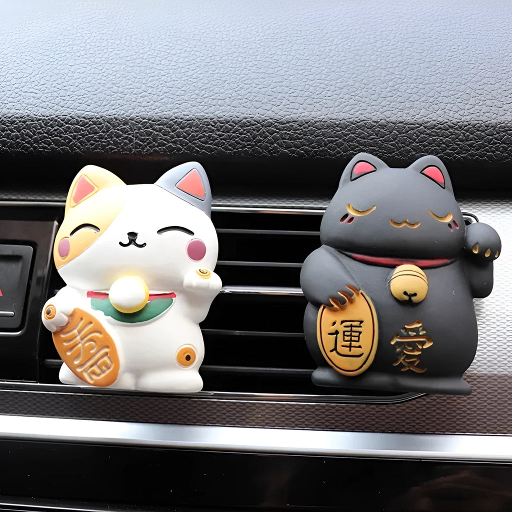 Black and white resin fortune cat car vent aromatherapy clip with aromatherapy cotton.
