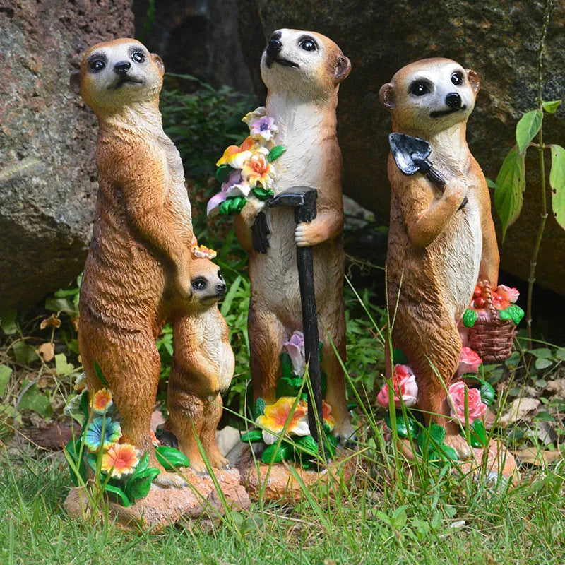 Straw hat mongoose garden ornament for bonsai decoration in synthetic resin