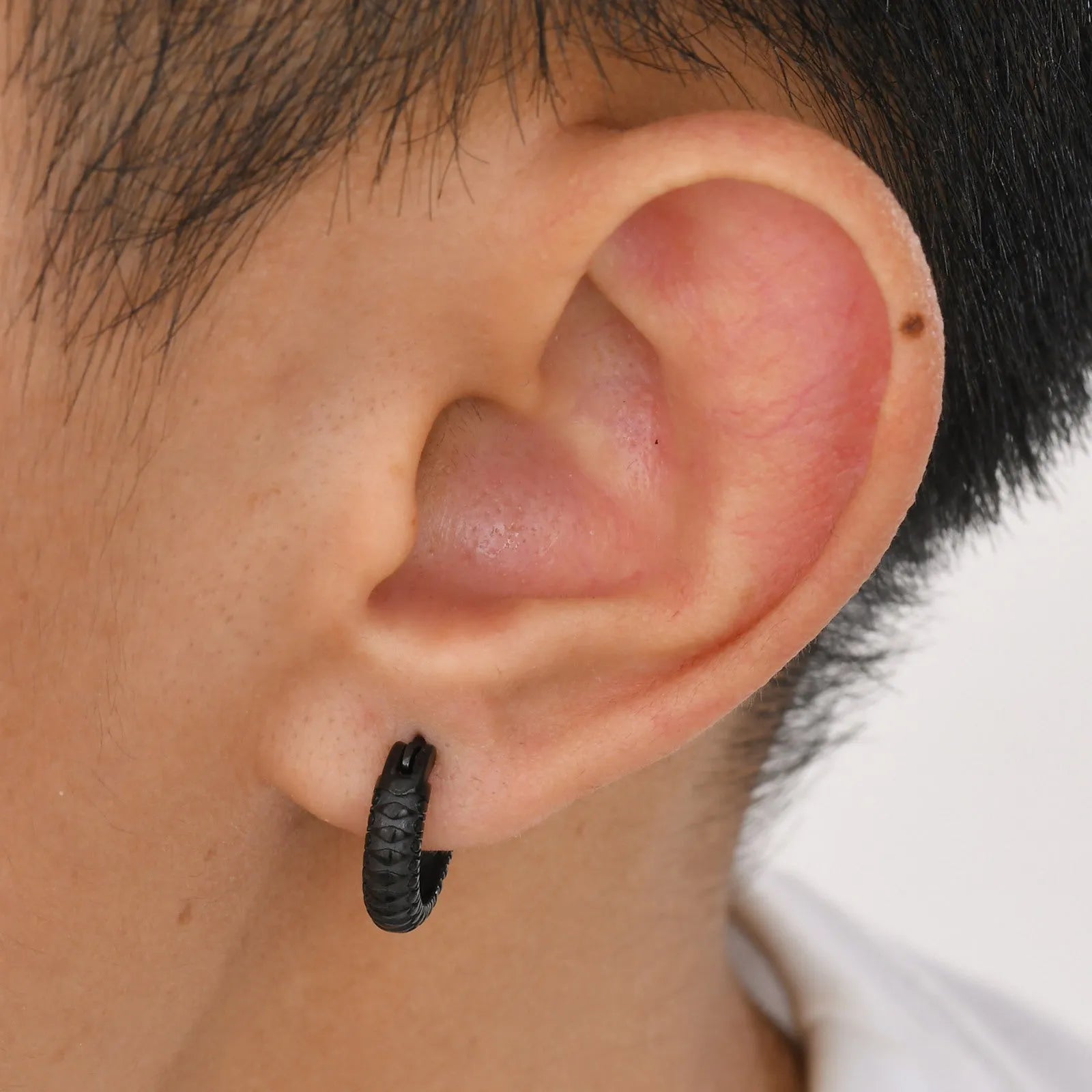 Stainless steel snake pattern ear ring in black or gold colour with simple design